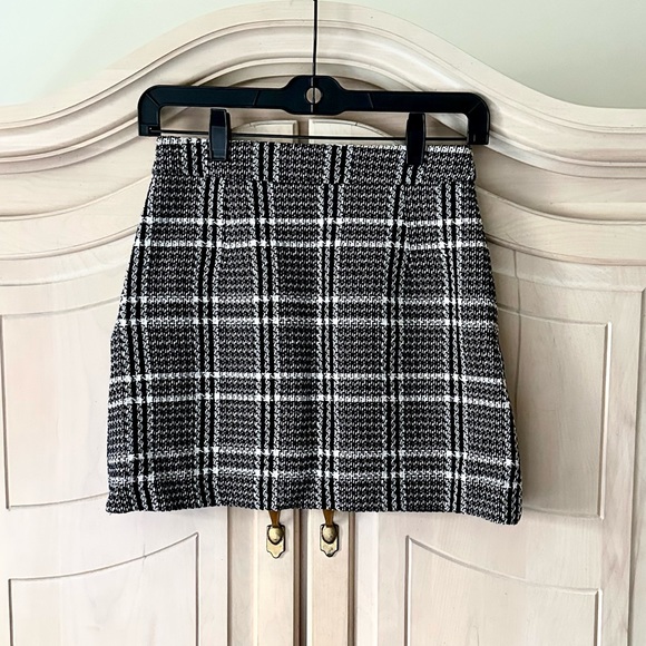 *2/$10 SALE* Zara Textured mini skirt XS - Picture 2 of 3